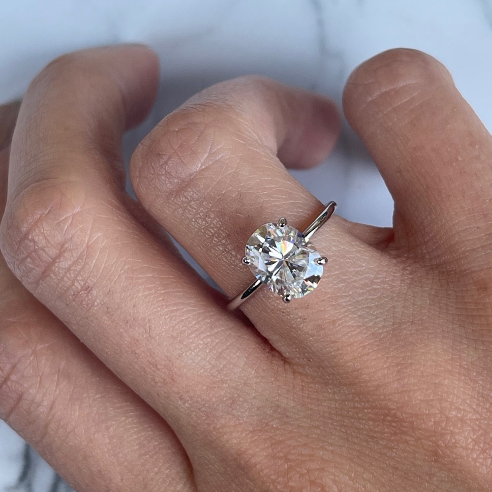 2Ct Oval-Cut Moissanite In 14k White Gold